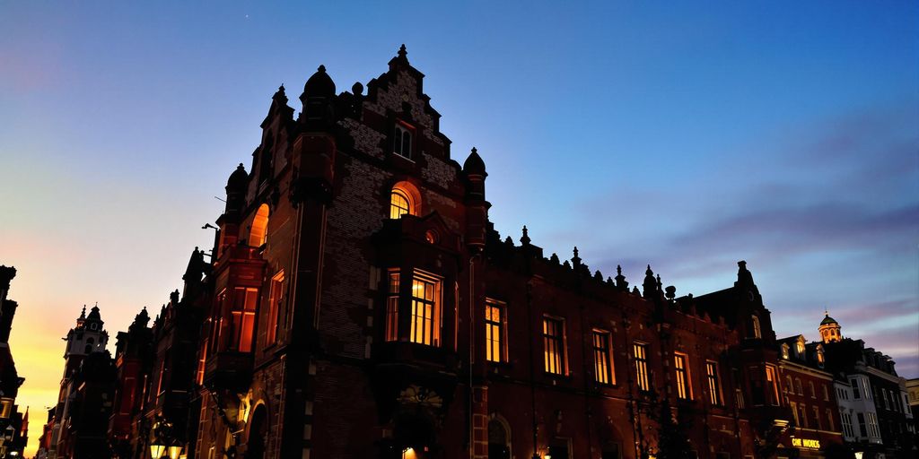 Historisch gebouw, verlicht met een warme gloed.